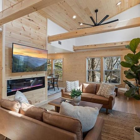 New! Modern Cabin With Two Decks, Bar & Game Room! 개틀린버그 외부 사진