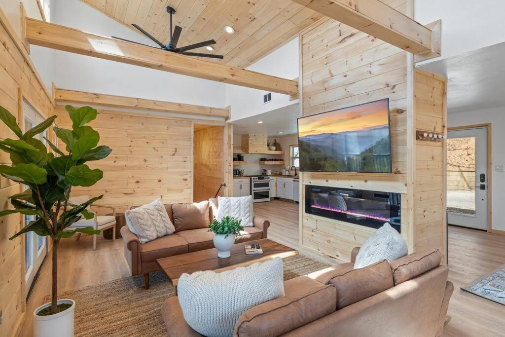 New! Modern Cabin With Two Decks, Bar & Game Room! 개틀린버그 외부 사진