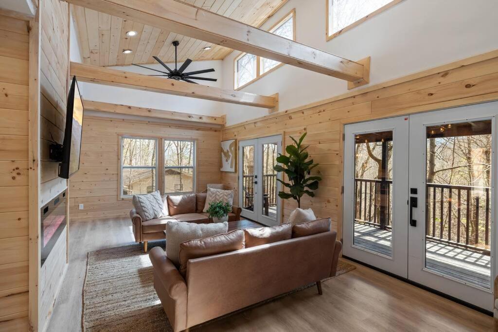New! Modern Cabin With Two Decks, Bar & Game Room! 개틀린버그 외부 사진