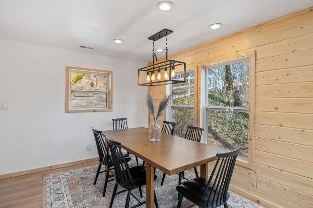New! Modern Cabin With Two Decks, Bar & Game Room! 개틀린버그 외부 사진