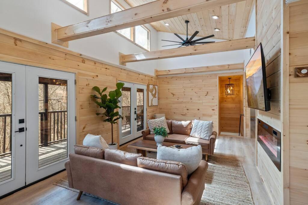 New! Modern Cabin With Two Decks, Bar & Game Room! 개틀린버그 외부 사진