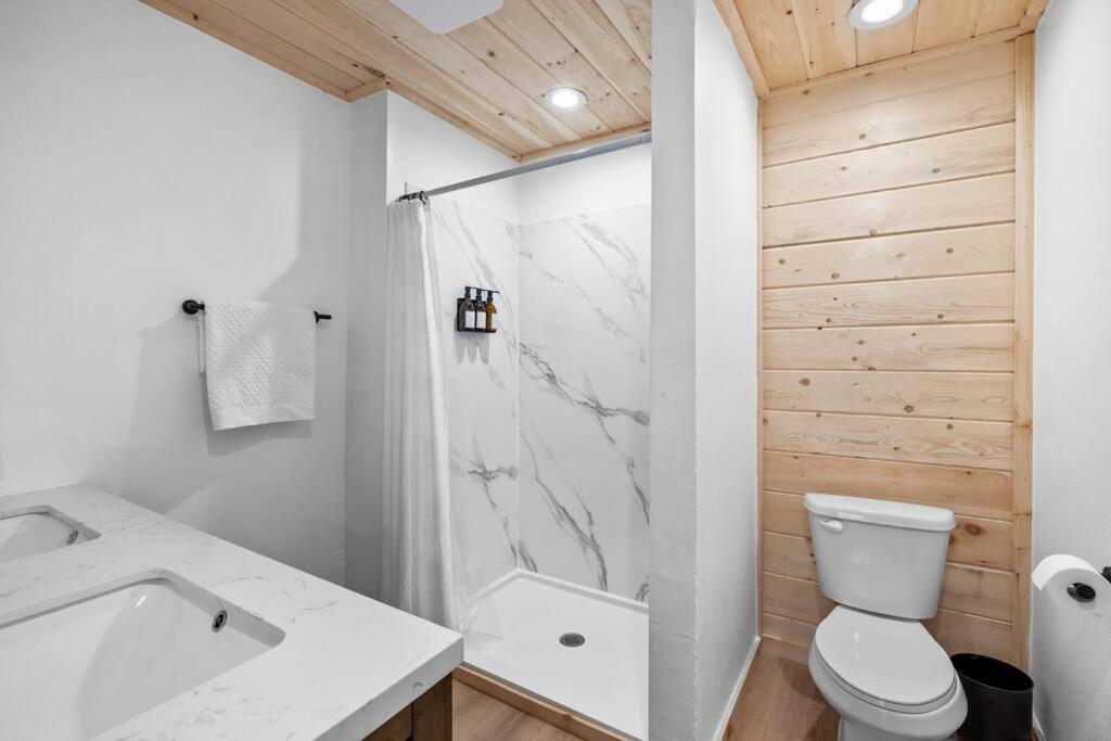 New! Modern Cabin With Two Decks, Bar & Game Room! 개틀린버그 외부 사진