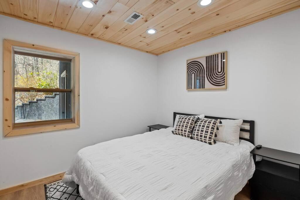 New! Modern Cabin With Two Decks, Bar & Game Room! 개틀린버그 외부 사진