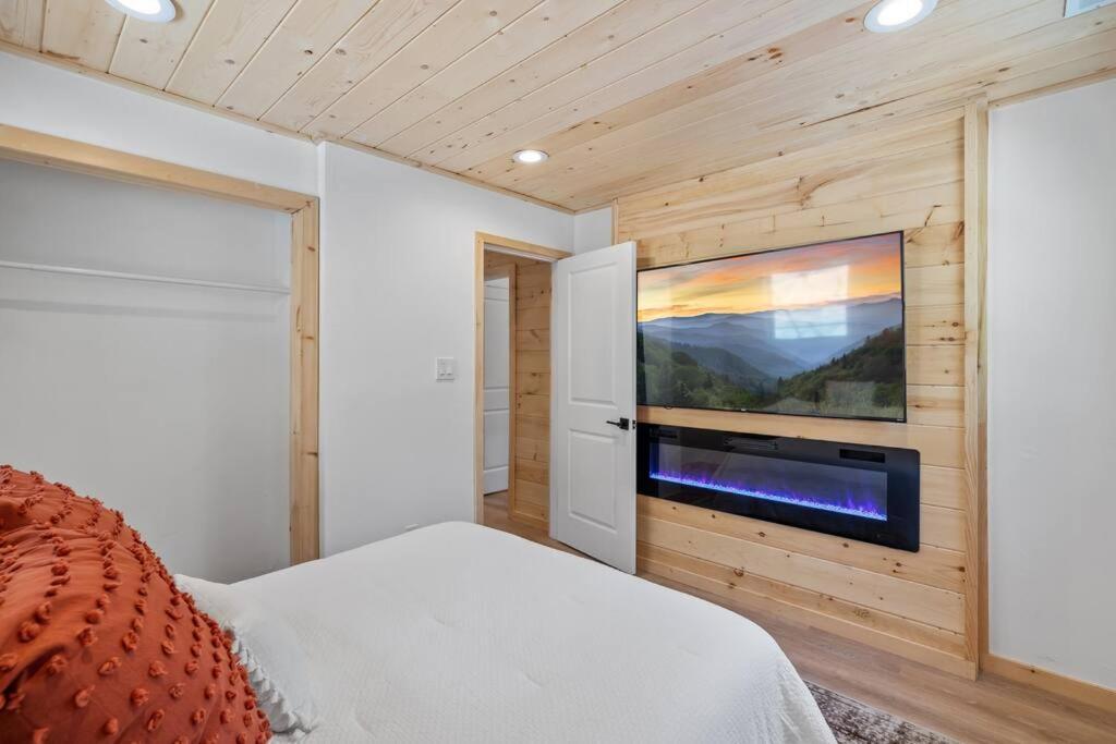 New! Modern Cabin With Two Decks, Bar & Game Room! 개틀린버그 외부 사진