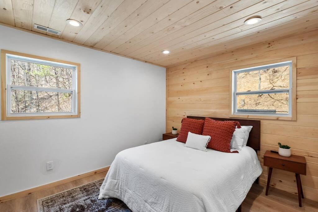 New! Modern Cabin With Two Decks, Bar & Game Room! 개틀린버그 외부 사진