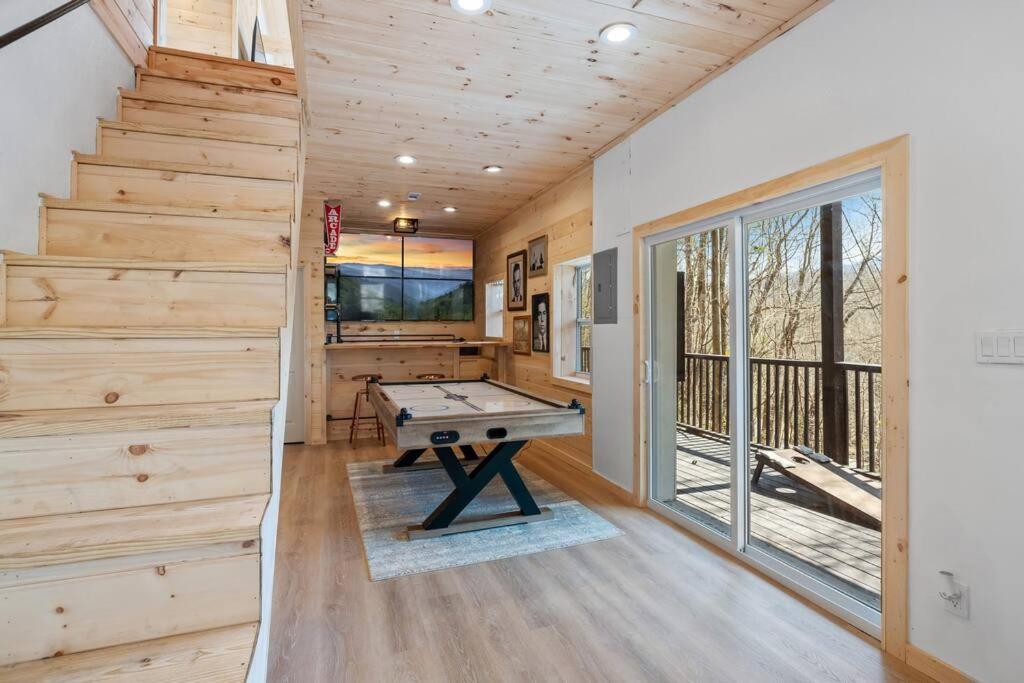 New! Modern Cabin With Two Decks, Bar & Game Room! 개틀린버그 외부 사진