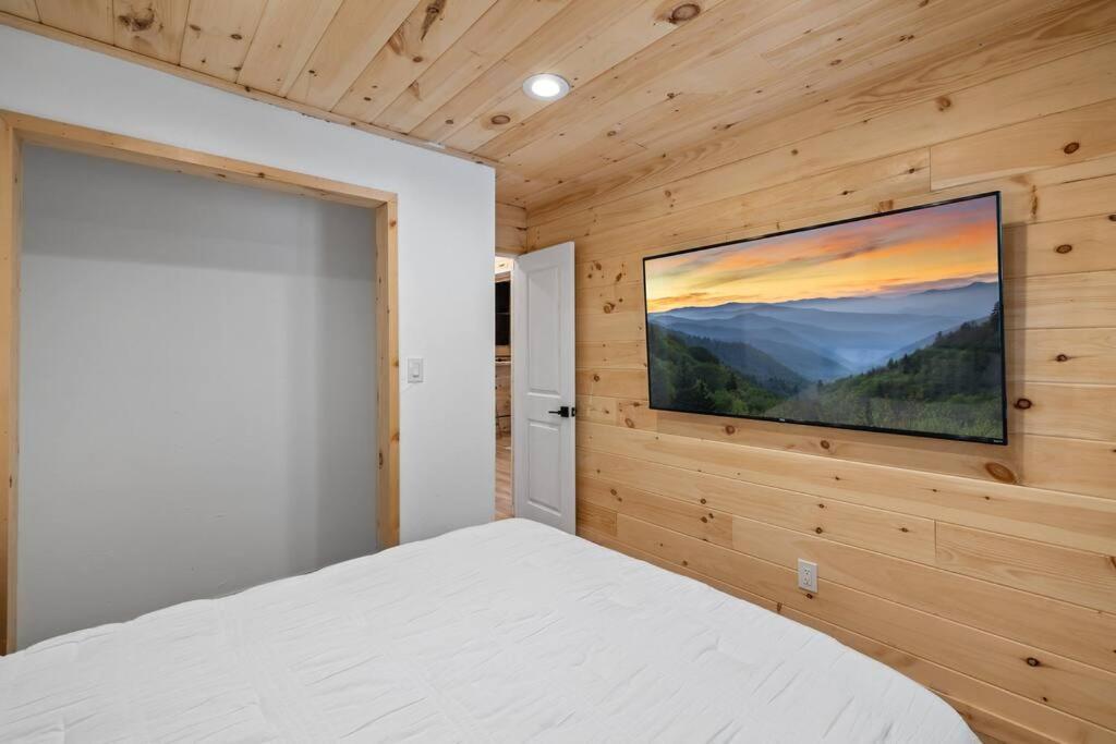New! Modern Cabin With Two Decks, Bar & Game Room! 개틀린버그 외부 사진