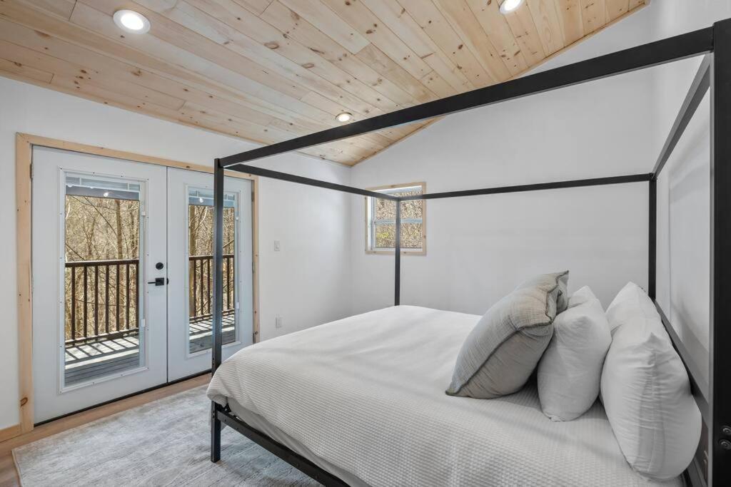 New! Modern Cabin With Two Decks, Bar & Game Room! 개틀린버그 외부 사진