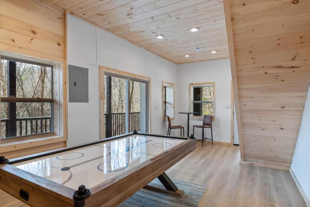 New! Modern Cabin With Two Decks, Bar & Game Room! 개틀린버그 외부 사진