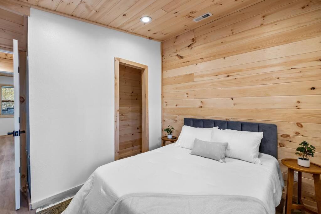 New! Modern Cabin With Two Decks, Bar & Game Room! 개틀린버그 외부 사진